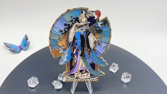 kupować Niestandardowe przypinki ze stopu cynku z grubością 2mm-3mm i wykończeniem z miękkiej emalii do personalizowanych odznak online manufacture