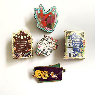 kupować Niestandardowe kolorowe szpilki emaliowe UV Pad jedwabnoprawne Drukowane twarde miękkie szpilki emaliowe Projekt i kolor niestandardowy online manufacture