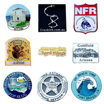 Dobra cena. Niestandardowe przypinki emaliowane twarde z logo na potrzeby budowania wizerunku firmy w Internecie