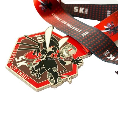 Dobra cena. Specjalny medal z walki z cynkowym stopem z miękką emalią i złotym wykończeniem dla nagród szkolnych w Internecie