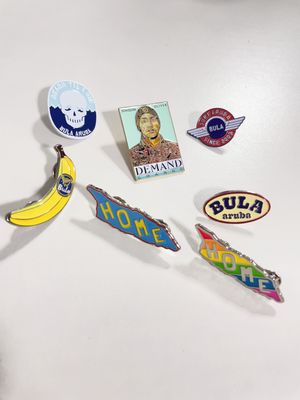 Dobra cena. Niestandardowy miękki emaliowy szpil z 1,5 mm grubości i motylkowym sprzęgłem do prezentów biznesowych w Internecie