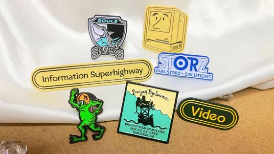 Dobra cena. 1,5-calowy miękki emaliowany pin do klapy, niestandardowa odznaka ze stopu cynku do brandingu i wydarzeń w Internecie