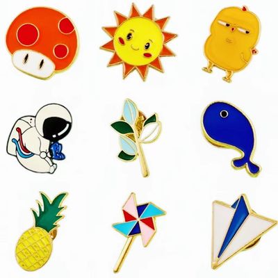 Dobra cena. Niestandardowe szpilki lapelowe ze stopem cynku z twardym emalem i spersonalizowanym logo do prezentów biznesowych w Internecie