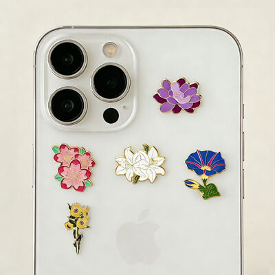 Dobra cena. Niestandardowy projekt 3D Kolor różowy Wysokiej jakości materiał Zemat Pin Badge do dekoracji telefonu w Internecie