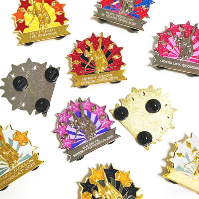 Niestandardowy twardy lub miękki emaliowy kolczyk z błyszczącym, UV drukiem i uroczym logo anime.