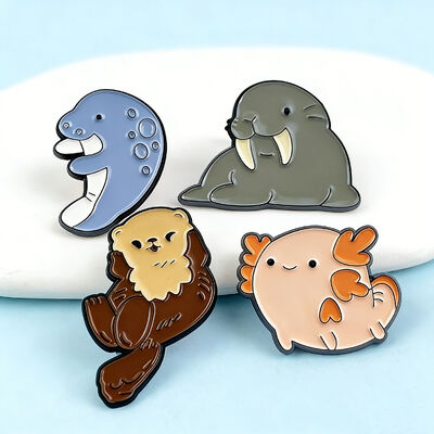 Dobra cena. Niestandardowe złote metalowe przypinki do klapy z miękką/twardą emalią z Chin hurtowo na kapelusze i ubrania. w Internecie