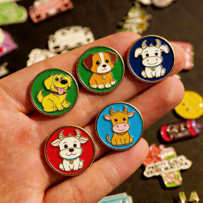 Niestandardowe metalowe przypinki emaliowane miękkie/twarde z Twoim logo do ubrań, czapek, toreb i sprzedaży hurtowej.