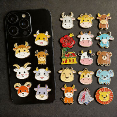 Naklejki z miękkiej emalii z arabskim grawerem i przypinki z herbami miast do dekoracji telefonów i upominków kulturalnych.