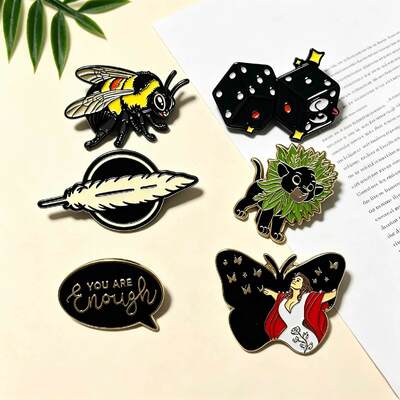 Fabryczna bezpośrednia niestandardowa postać gry anime Merch Złota metalowa broszka Trudna szpilka emaliowa z drukiem UV Nowoczesne szpilki emaliowe