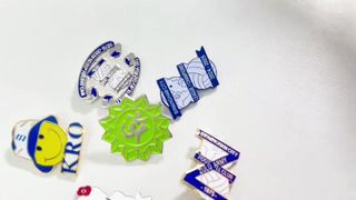 Niestandardowe emaliowane szpilki Twojej marki