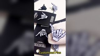 Stwórz własną, błyszczącą szpilkę z emalią z miękkim lub twardym wykończeniem, UV-drukiem i uroczym rysunkiem.